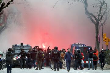 Varios centenares de seguidores radicales del Olympique Lyon se han concentrado en la plaza Artós de Barcelona desde donde se dirigirán al Camp Nou para presenciar el partido de vuelta de octavos de final de la Liga de Campeones donde los franceses se enfrentarán al FC Barcelona.