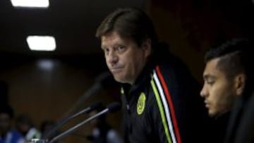 Miguel Herrera en la conferencia realizada en el Estadio Nacional