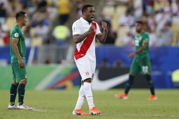 1-2. Jefferson Farf¨¢n celebr¨® el segundo gol.