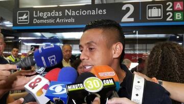 El volante ofensivo Vladimir Hernández llegando a Medellín para cerrar su vinculación con Atlético Nacional