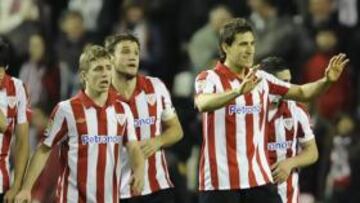 <b>FELICES TRAS LA VICTORIA. </b>Los jugadores del Athletic, con Muniain en el centro, celebran el triunfo del sábado ante el Racing.