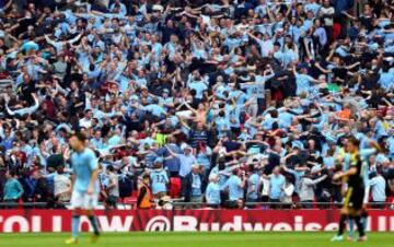 La afici&oacute;n del City celebra uno de los goles de su equipo en la semifinal de la FA Cup.