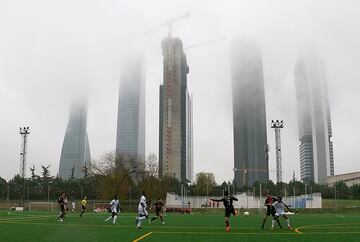 El Vicente del Bosque con las cinco torres al fondo, durante el Adarve-Alcobendas Sport de Tercera División disputado en diciembre de 2019.