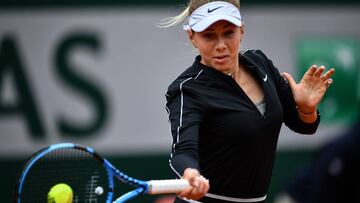 Amanda Anisimova devuelve una bola ante Ashleigh Barty en las semifinales de Roland Garros de 2019.