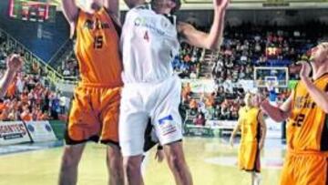 <b>CUESTA ABAJO. </b>Juampi Gutiérrez intenta taponar a Batista.