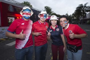 Varios aficionados de Costa Rica se dieron cita al Coloso de Santa Úrsula para presenciar el duelo eliminatorio entre el tricolor y los ticos.