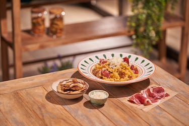 La carbonara italiana con guiño español: con panceta con queso de oveja y paleta ibérica