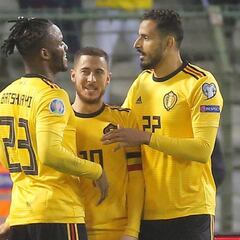 Hazard lleva a la victoria a una Bélgica que sigue de dulce