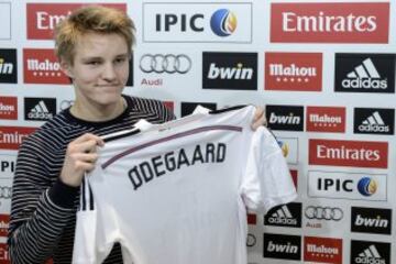 Martin Odegaard, nuevo centrocampista del Real Madrid,  durante  su presentación oficial hoy como jugador blanco