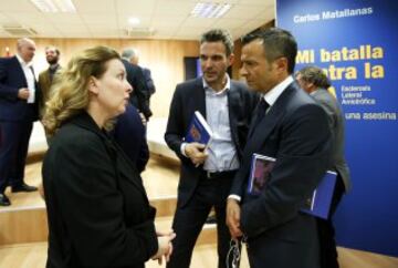 Jorge Mendes conversa con Chantal Borgonovo, viuda del ex futbolista italiano del Mil芍n y la Fiorentina, Stefano Borgonovo, que padeci車 de esclerosis lateral amiotr車fica.