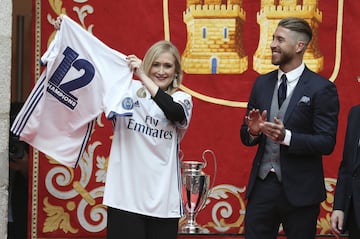La presidenta de la Comunidad de Madrid, Cristina Cifuentes, acompañada por el jugador del Real Madrid, Sergio Ramos, durante la celebración del título conseguido de la Champions League por el equipo blanco