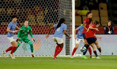 2-0. Gran jugada de España que termina en un centro de Athenea del Castillo para Mariona Caldentey, que remata con la derecha y cruzado, para anotar el segundo gol.