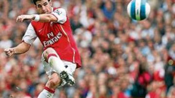 <b>DE DULCE. </b>Cesc Fábregas atraviesa su mejor momento en el Arsenal y es el líder del equipo londinense.