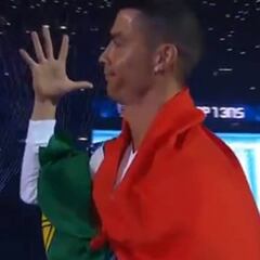 Así saltó Cristiano al Bernabéu: una manita y dos besos al escudo