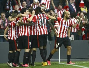 Los jugadores celebran el 1-0 de Aduriz.