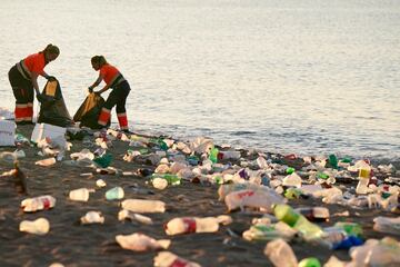 Los servicios de Las labores comenzaron este lunes a las 06:00 horas en todas las playas de M¨¢laga capital.