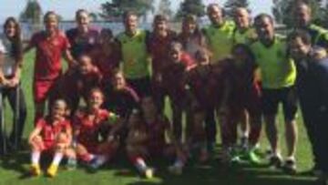 La Sub-19 celebra el triunfo en el Torneo UEFA de Eslovaquia tras ganar por 5-2 a Inglaterra.