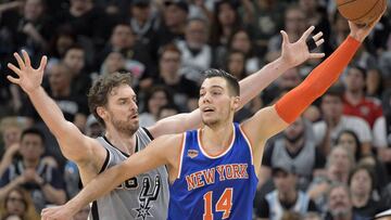 SAN09. SAN ANTONIO (TX, EE.UU.), 25/03/2017.- El jugador de Spurs Pau Gasol (i) marca a su compatriota Willy Hernangomez (d), de Knicks, hoy, s&aacute;bado 25 de marzo de 2017, durante un partido por la NBA entre Knicks y Spurs, en San Antonio, Texas (EE.UU.). EFE/Darren Abate