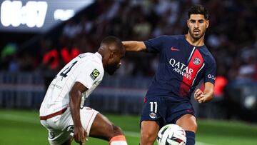 Paris (France), 23/07/2023.- Paris Saint Germain's Marco Asensio (R) in action with Lorient's Kalulu Kyatengwa Gedeon during the French Ligue 1 soccer match between Paris Saint Germain and FC Lorient in Paris, France, 12 August 2023. (Francia) EFE/EPA/Mohammed Badra