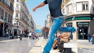 <b>DESEADO. </b>Eliseu posa con un balón en la calle Larios, un paseo peatonal en el centro de Málaga.
