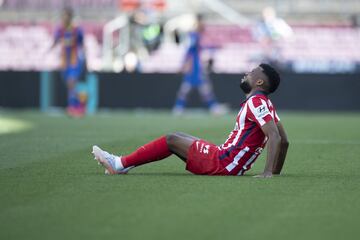 ¡LEMAR SE HA LESIONADO! ¡Se echa al suelo! Parece un mal gesto con la rodilla.