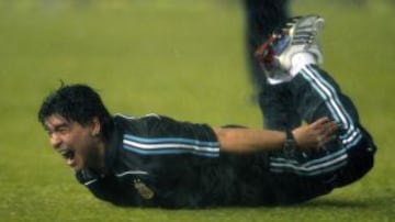 Maradona celebrando el gol de Martín Palermo en la agonía ante Perú. La albiceleste ganó 2 a 1, en un proceso mundialista en el cual estuvo a punto de quedar fuera de la máxima cita planetaria.