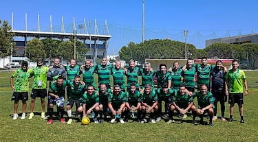 “Toda mi vida he jugado fútbol, desde los 4 o 5 años. En Bucaramanga, mi ciudad natal, estuve en las categorías infantil, prejuvenil y juvenil de la Selección Santander, estuve en las fuerzas básica del Bucaramanga y en 1990 me vine a estudiar medicina a Medellín, una ciudad tan pujante respecto al fútbol”, contó Édgar Méndez a AS Colombia.