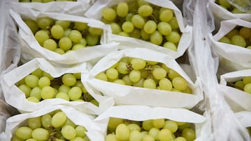 Racimos de uvas en un expositor de una frutería, en el Mercado de la Cebada, a 31 de diciembre de 2023, en Madrid (España). Las familias ultiman sus compras para despedir el año en la cena de Nochevieja y la celebración de la entrada del año con las tradicionales doce uvas. A la subida de precios, típica de estas fechas, de los alimentos frescos, se suma la inflación, que hace que la cesta de la compra finalice el año más cara que años anteriores.
31 DICIEMBRE 2023;COMPRA;CESTA DE LA COMPRA;FRUTA;VERDURA;UVAS;NOCHE VIEJA;
Jesús Hellín   / Europa Press
31/12/2023