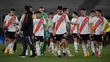 Argentina's River Plate players leave the field after the end of the Copa Libertadores quarter-finals first leg football match against Brazil's Atletico Mineiro, at the Monumental stadium in Buenos Aires, on August 11, 2021. (Photo by Juan Mabromata / POOL / AFP)