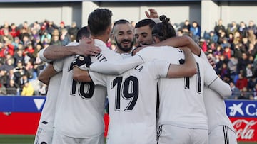 Los jugadores del Real Madrid celebran el gol de Bale.