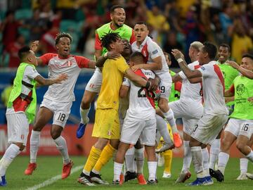 La alegría de los jugadores peruanos tras la victoria en los penaltis (4-5).