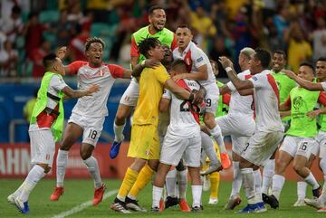 La alegría de los jugadores peruanos tras la victoria en los penaltis (4-5).