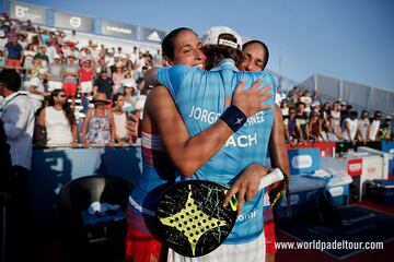 Mapi y Majo y su entrenador Jorge Martínez celebran una victoria en 2017.