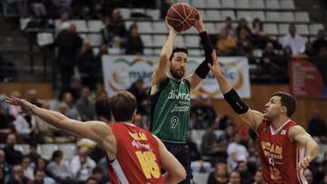 GRA174. BADALONA (BARCELONA), 12/02/2017.- El escolta del Joventut Sergi Vidal con el balón ante los jugadores del UCAM Murcia Marcos Delía (i) y el estadounidense Billy Baron (d), durante el partido de la vigésima primera jornada de liga ACB disputado hoy en el Municipal de Deportes de Badalona. EFE/Alejandro García