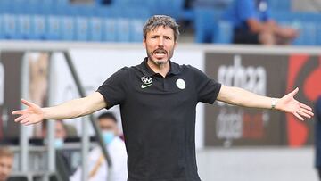 Vam Bommel protesta durante el partido ante el Hoffenheim.