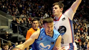 GRAF4960. MADRID, 28/12/2019.- El escolta serbio del Movistar Estudiantes, Alexsa Avramovic (i) defiende la posesión ante el escolta estadounidense del Monbus Obradoiro Fletcher Magee, durante el partido de la decimoquinta jornada de Liga Endesa que disputan ambos equipos en el pabellón Multiusos Fontes do Sar, en Santiago de Compostela. EFE/ Xoán Rey