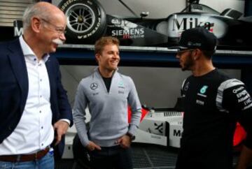 El jefe de Daimler AG, Dieter Zetsche y los pilotos Lewis Hamilton y Nico Rosberg.