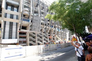 Las obras de remodelaci¨®n del estadio del club blanco siguen avanzando sin parar durante el verano. As¨ª se encuentra el exterior del estadio durante estos d¨ªas.