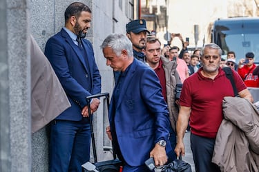 El entrenador portugués del Benfica José Mourinho llegando al hotel en Madrid. 