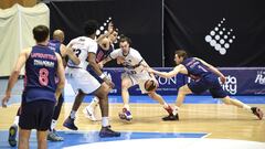 Causeur trata de robarle el bal&oacute;n a &Aacute;lex Su&aacute;rez, defendido por Abalde, en el Obradoiro-Madrid aplazado de la 20&ordf; jornada de la Liga Endesa.