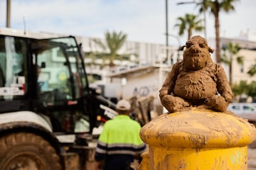 Un muñeco lleno de barro sobre un buzón de correos en Massanassa, España.