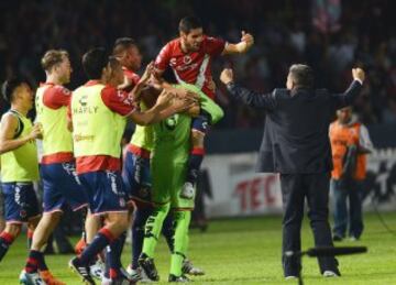 Carlos Reinoso celebra el gol de sus Tiburones Rojos