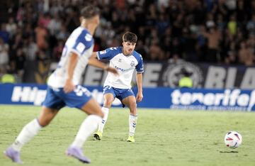 El jugador del Tenerife hizo un buen partido y se encargó de cerrar el marcador anotando de un disparo desde la frontal. Su labor en el centro del campo desactivó al Eldense.