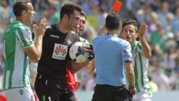 LA POLÉMICA. El colegiado Velasco Carballo expulsa al jugador del Betis Juan Carlos tras señalar el penalti.
