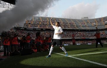 En la 2009-2010, última temporada que el gueje vistió la camiseta del Valencia, acabó marcando 21 tantos, lo que valió el equipo para quedar tercero en Liga y disputar la Champions la siguiente temporada tras dos años de ausencia en Europa. En la imagen durante la presentación de esa campaña en un partido amistoso ante el Arsenal el 8 agosto de 2009.