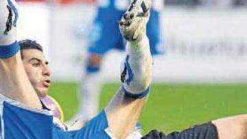 <b>PATINAZO. </b>Riki y todos sus compañeros naufragaron ayer en Pamplona ante un Osasuna peleón y, sobre todo, acertado.