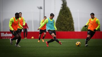 09-01-25. NACHO MARTÍN GOLPEA EL BALÓN, ENTRE CAICEDO Y RÓBER PIER, DURANTE UN ENTRENAMIENTO DEL SPORTING PREVIO AL DERBI ASTURIANO.