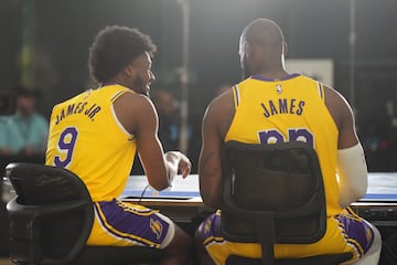 LeBron James y Bronny James Jr. durante el Media Day de Los Angeles Lakers.