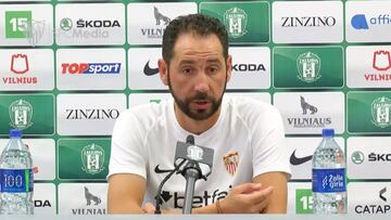 Machín: "El escenario no nos favorece por el césped artificial"