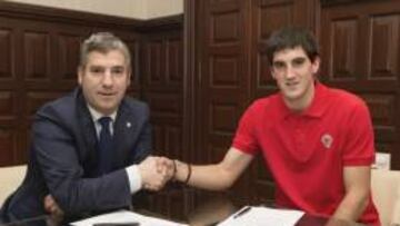 Mikel San José y Josu Urrutia, durante la firma.